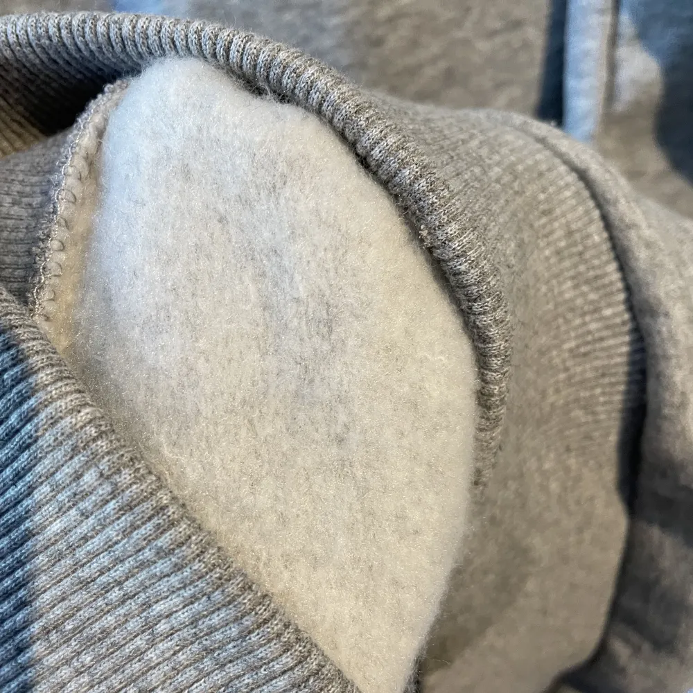 Ljusgrå tjockare tröja med bomull på insidan, den är helt ny och provad en gång, xs men sitter som s. Tröjor & Koftor.