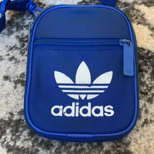 Adidas väska - Säljer min adidas väska använder den inte mer 