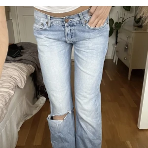 lågmidjade jeans  - LÅNADE BILDER 💕💕skitsnygga lågmidjade jeans från HM med slitningar. köpta på plick men tyvärr så passade dem inte mig. midjemått rakt över: 40cm, innerbenslängd: 82cm. 💌💌