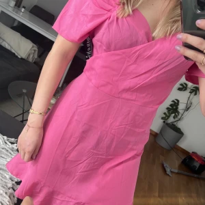 Rosa kort klänning - Oanvänd med prislapp. 
