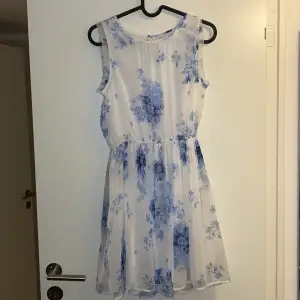 en jätte söt och speciellt skön klänning. Den är vit med blåa blommor på❤️materialet är dessutom otroligt skönt nu på sommaren! 