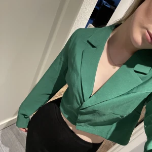 Grön blazer  - Kort blazer i så härlig grön färg! Använd vid ett tillfälle💕  