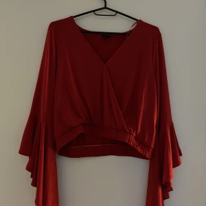 Topp - Röd långärmad topp i storlek L från Gina Tricot❣️