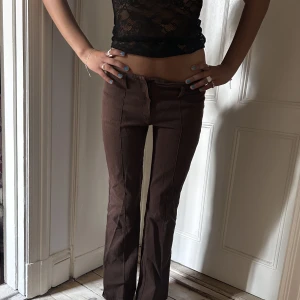 Skit coola Botcutbyxor - Najs bruna byxor med bara dragkedja, Botcut och Lågmidjade!🤎🤎🤎