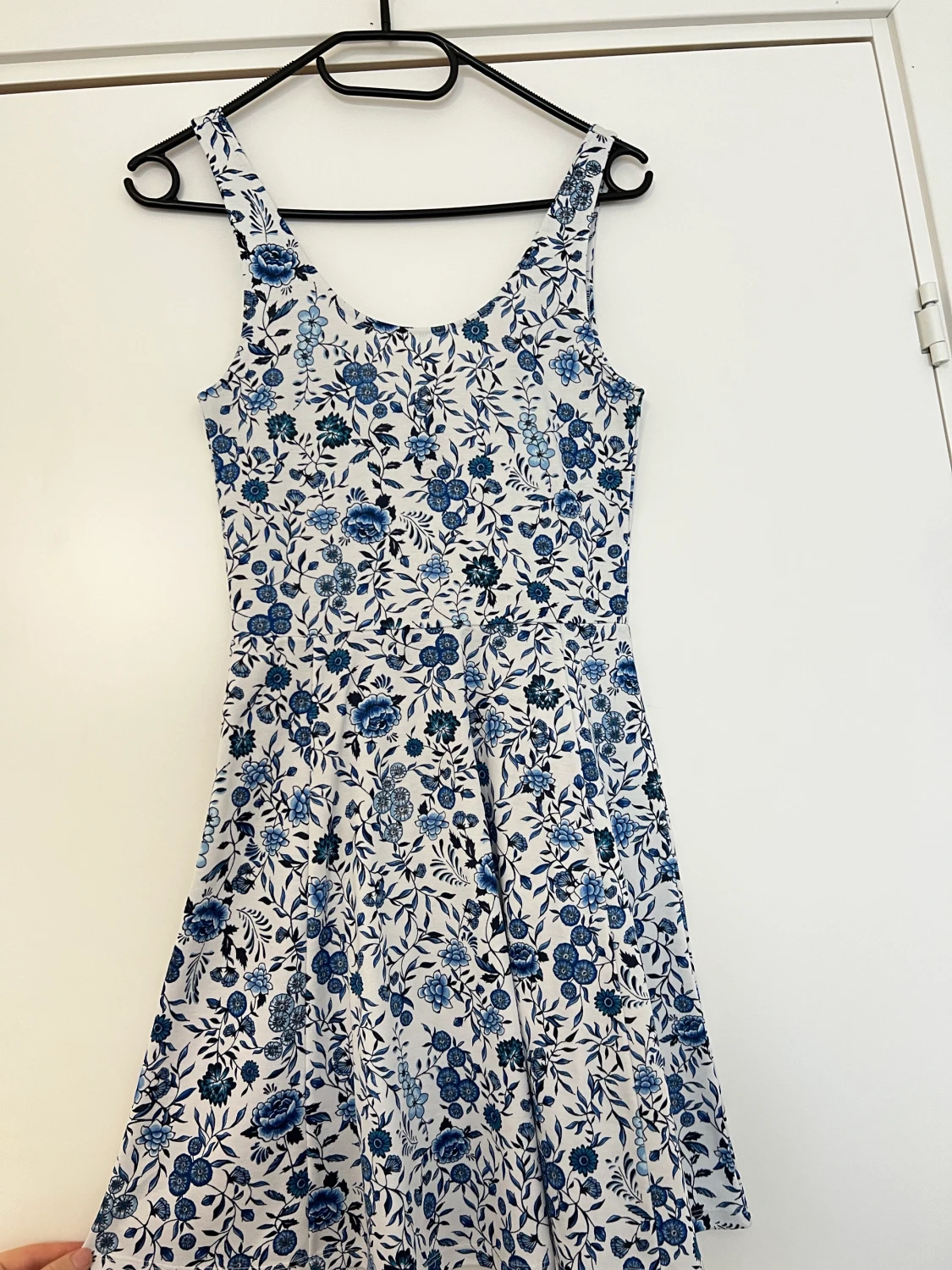 Blå vit blommig klänning