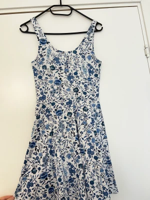 Blå vit blommig klänning - Vit klänning med blåa blommor  