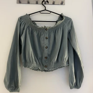 Topp - Grön topp från HM med knappar fram i storlek M!