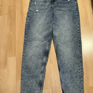 Jeans  - Jeans momfit. Köpta från H&M. Aldrig använda 