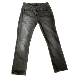 straight leg/bootcut jeans - BRUNGRÅA Straight leg/bootcut jeans i storlek W 31 L 30. Passar som en stor 34/36. Bra skick. 