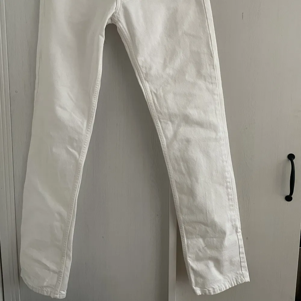 Mid rise jeans från zara som är vita använd bara en gång och är k väldigt bra skick, är även väldigt långa på mig. Jeans & Byxor.
