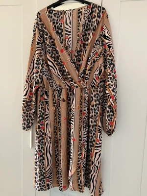 Ny Klänning  - Ny Mönstrad Klänning  skön passform 