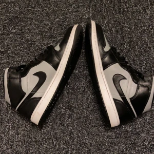 Jordan 1 Mid  - Jordan 1 Mid Shadow Red Storlek: 42,5 US 9 Cond: Väldigt fräscha och knappt använda. (Org box medföljer) Vid frågor kontakta mig genom Plick! Kan fraktas eller mötas upp inom Uppsala. (Endast Swish)