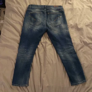 Dondup jeans - Dondup jeans, storlek 34, sitter bra på mig som är ca 180cm och väger 67. Använda max 3 gånger därav är skicket 10/10, köpa i höstas för nypris 3200kr, säljer pga kommer inte till användning.
