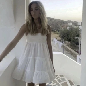 Zara klänning  - Säljer denna zara klänningen som jag köpte här på plick.Jättefin klänning