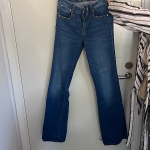 Bootcut jeans - Jeans från Zara som ser i stortsätt oanvända ut, förutom att de är lite slitna längst ner.