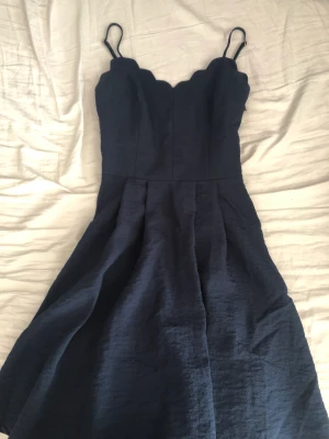 Sommarens klänning🌸 - Superfin blå kläning som är sparsamt använd. Med en dragkedja på sidan. Syns tyvärr inte så bra på bilden…