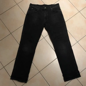 Wrangler jeans svarta - Köpta på Second hand i Berlin för ett halvår sen men bara kommit till användning nån gång. Köptes för 100 kr så tänker att jag säljer dem för samma. Köp sker via ”köp nu funktionen”. 34/32