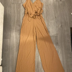 Jumpsuit  - Andvänd ett få tal gånger 