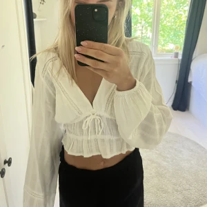 Somrig vit blus🤍 - Vit blus med v-ringning från pull and bear! Använd endast en gång och därför i nyskick!🤍