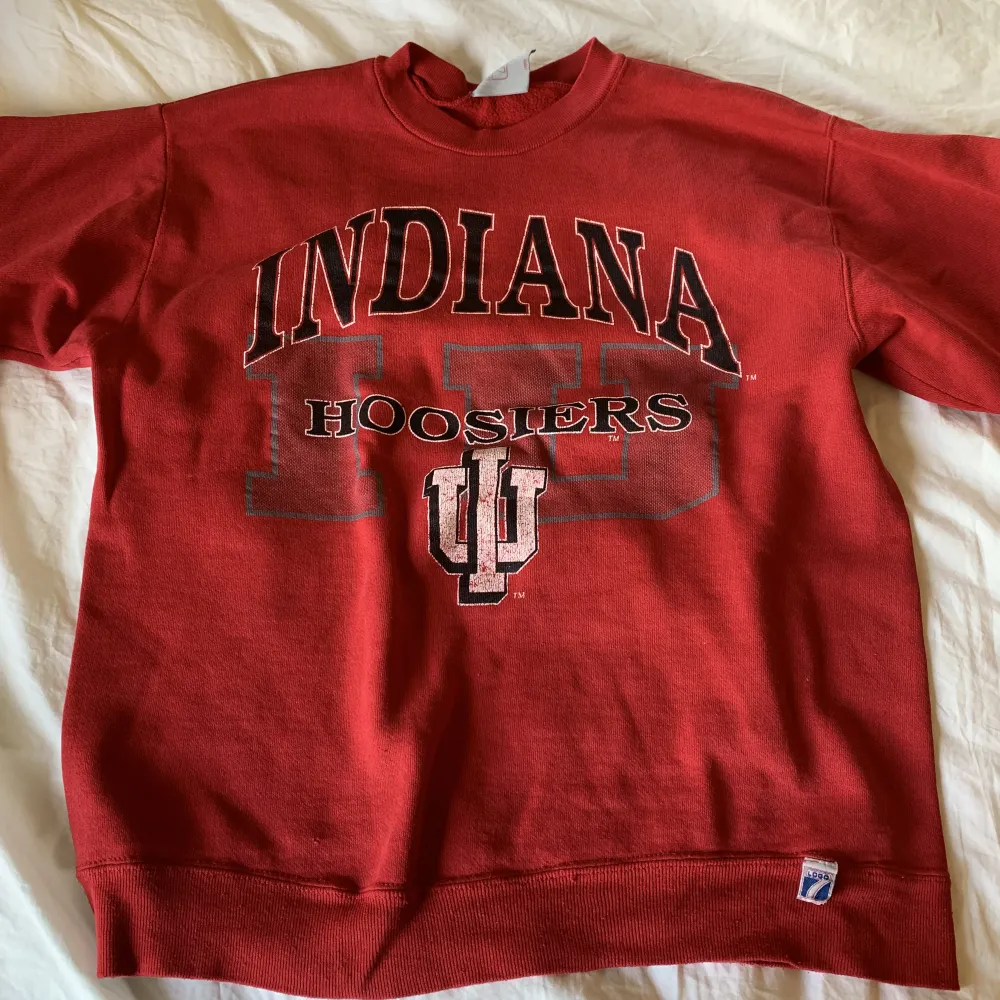 Indiana basket tröja som är köpt second hand. Den är lite sönder i ena ärmen och har några permanenta färg fläckar på andra ärmen. Står inte storlek men passar nog s-L . Hoodies.