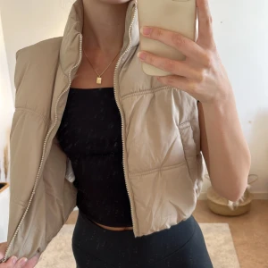 Väst från h&m  - säljer min helt oanvänd väst pga har för många jackor