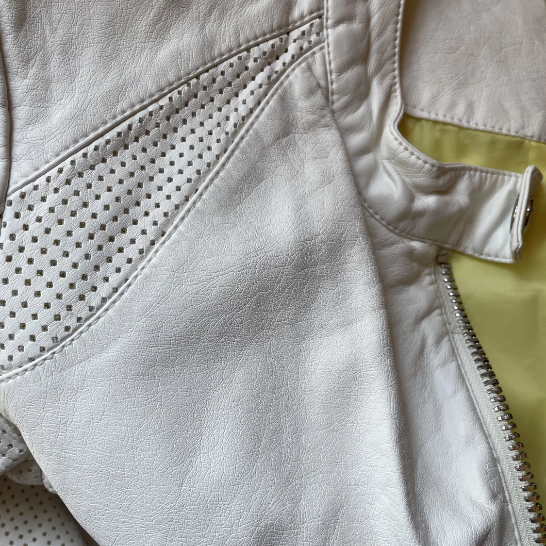 Vit skinnjacka i skinimitation  - 90