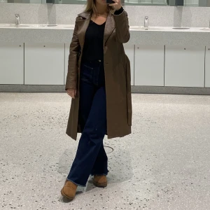 Läderkappa  - Säljer min snygga läderkappa i 100% läder med skärp i midjan. Köp innan jag ångrar mig🥹