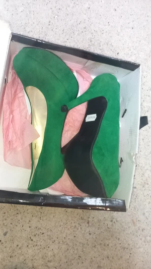 Högklackade gröna - Helt oanvända storlek 41. Ny pris 399kr nu 200kr