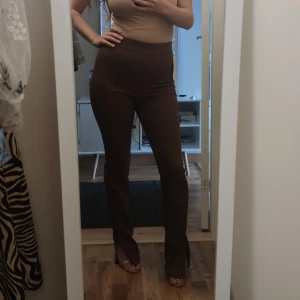 Nelly x Bianca trousers - Brown trousers, large bottom. In good shape.
