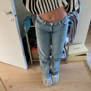 Säljer mina super snygga Weekday jeans, köpta förra sommaren i butiken i Göteborg. Säljer då dom knappt används, vet inte storleken på jeansen tyvärr. Mina höfter är 77cm. ☺️fint skick, använda fåtal gånger. Föreslå gärna pris !