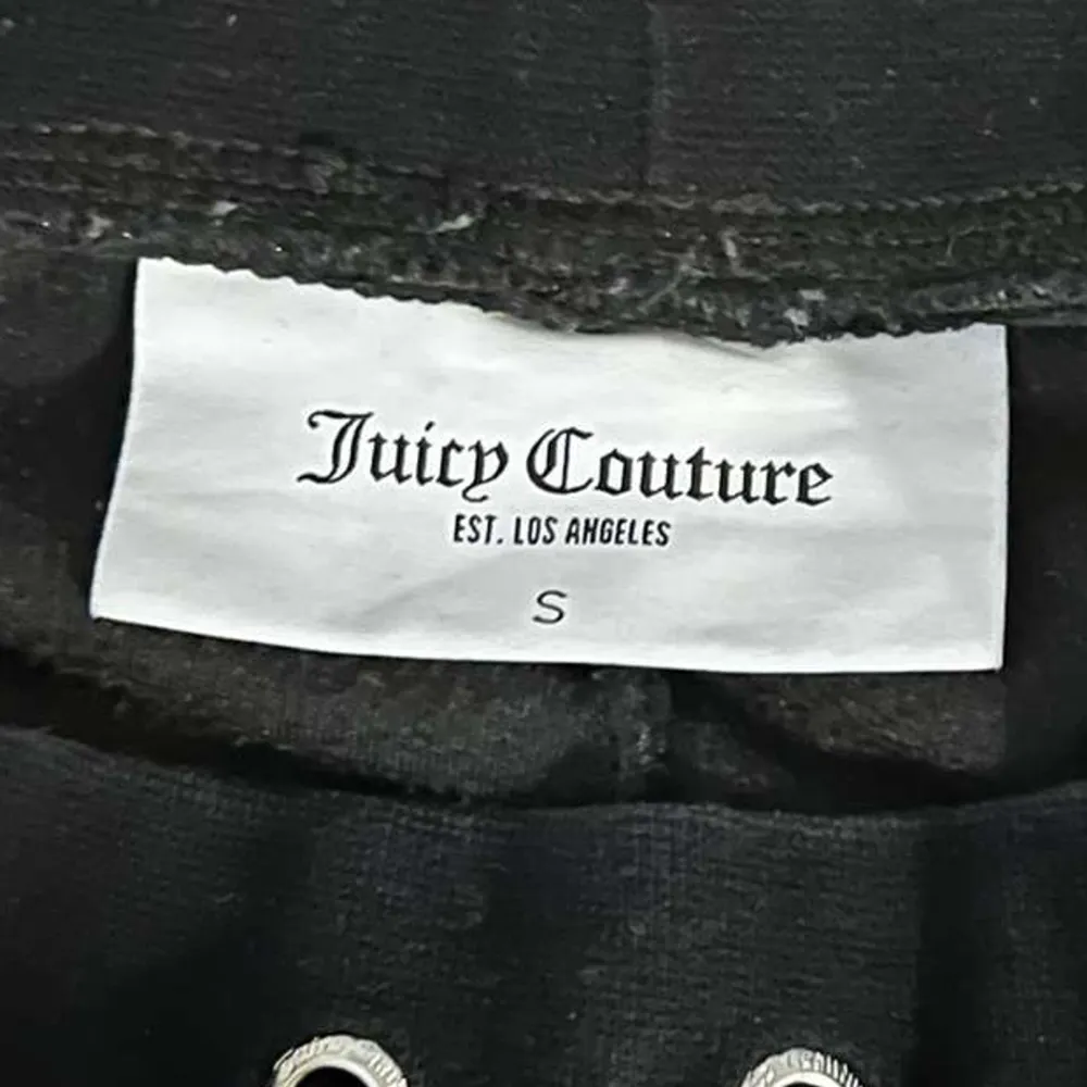 Säljer mina svarta juicy byxor då de inte kommer till användning eftersom jag använder de andra färgerna. Byxorna är i fint skick och köparen står för frakten🫶🏼. Jeans & Byxor.