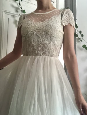 Ida Sjöstedt spetsklänning /studentklänning stl 34  - Helt ny endast provad Ida Sjöstedt klänning modell tammy. Stl 34 med lapp kvar. Dragkedja på sidan.  Perfekt till student. Aldrig kommit till användning utan bara hängt i garderoben. Så inga fläckar eller hål.  Nypris 2499kr