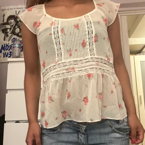 Söt tröja  - En blommig söt tröja. Köpare står för frakten annars möts jag upp i Sthlm 🩷
