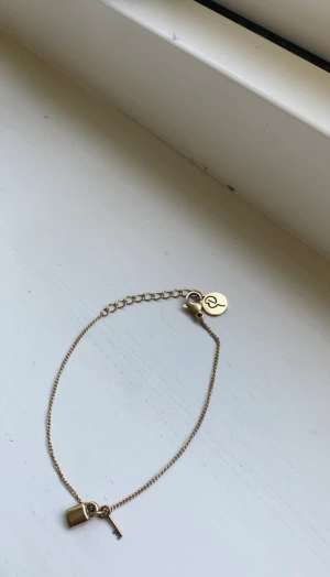 EDBLAD ARMBAND💐 - Supersuper fint guld armband från Edblad med en nyckel och ett lås på!  Inte använt många gånger, så det är väldigt fint fortfarande 🤩 Ingen aning om det fortfarande säljs , men original priset är 249kr, mitt pris: 110+frakt🫶🏻
