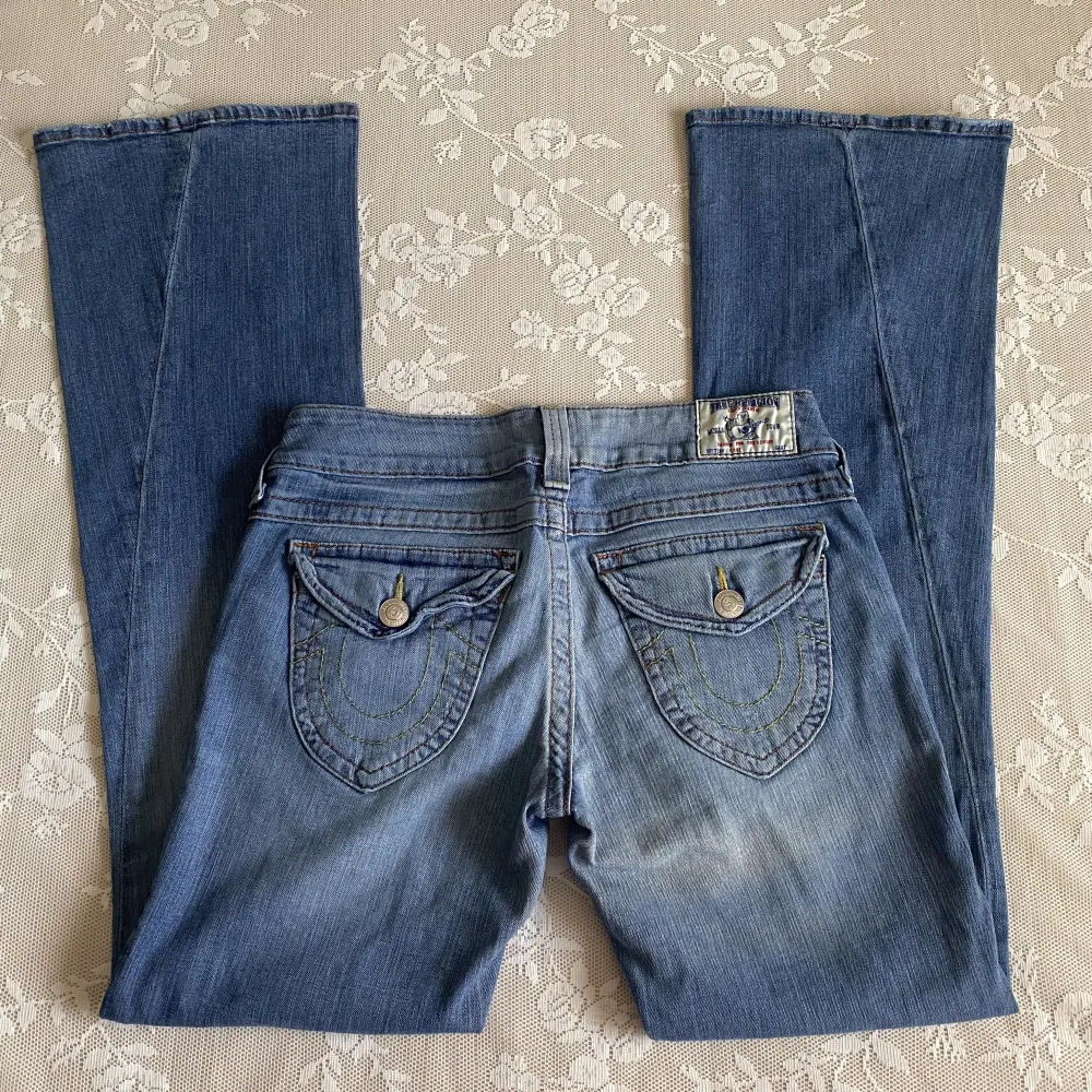 Vintage joey true religion byxor i perfekt skick, utsvängda med låg midja, står storlek 29 där midjan är 82 och innerbenslängden är 85 cm. Jeans & Byxor.
