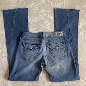 Vintage joey true religion byxor i perfekt skick, utsvängda med låg midja, står storlek 29 där midjan är 82 och innerbenslängden är 85 cm