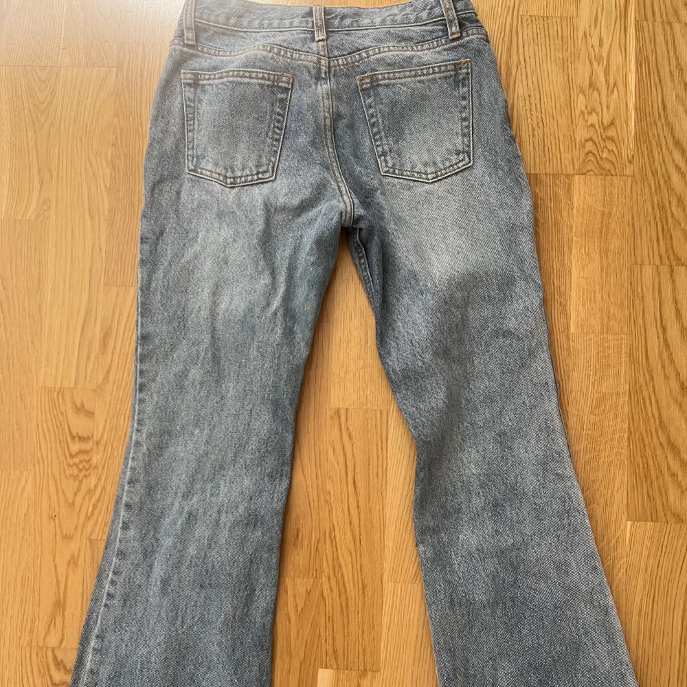 Lågmidjade jeans från brandy Melville, säljer då de inte kommer till någon användning. Nypris: 462kr, säljer för 250. Jeans & Byxor.