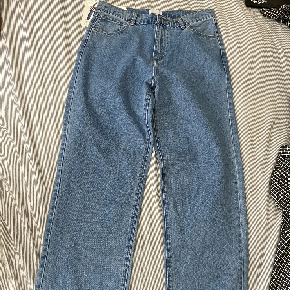 Abrand jeans i modellen A slouch jean. Storlek w29. Mid waist. Oanvända med lappar kvar. Nypris 899:-. Jeans & Byxor.