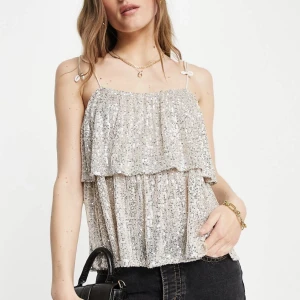 River island glittertopp  - Säljer min as balla glittertopp från River Island! Den är endast använd en gång och är i toppskick!💘Passar folk med storlek S eller M. Tryck gärna på köp nu! Skriv privat om du har frågor eller om du vill köpa. Köparen står för frakten.💘