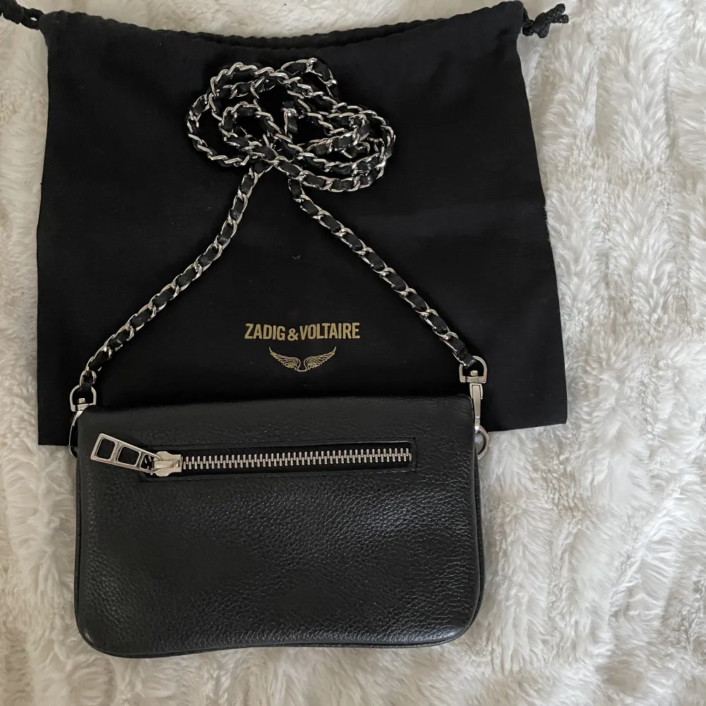 Säljer min så fina Zadig väska i modellen Rock Nano(lilla). Den har inga synliga slitningar och är använd väldigt få gånger. Bandet är crossbody och går även att ta av💕Köpt för 2250kr på NK Stockholm.. Väskor.