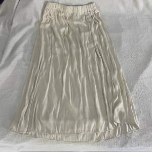 Lång kjol från ginatricot som är använd ett fåtal gånger💕