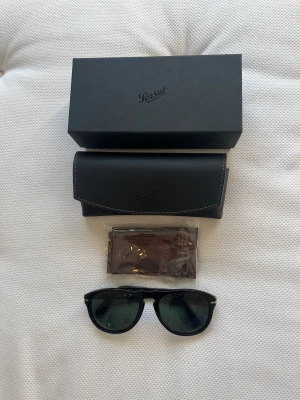 Persol solglasögon  - Väldigt fina och snygga solglasögon från märket persol köptes sommaren 2022 beställde dom på nätet för 2200kr ungefär knappt använda o väldigt fint skick. Mvh