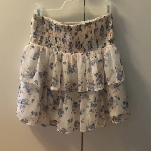 Vero moda kjol - Den är använd ungefär 3 gånger, har inga fläckar eller märken