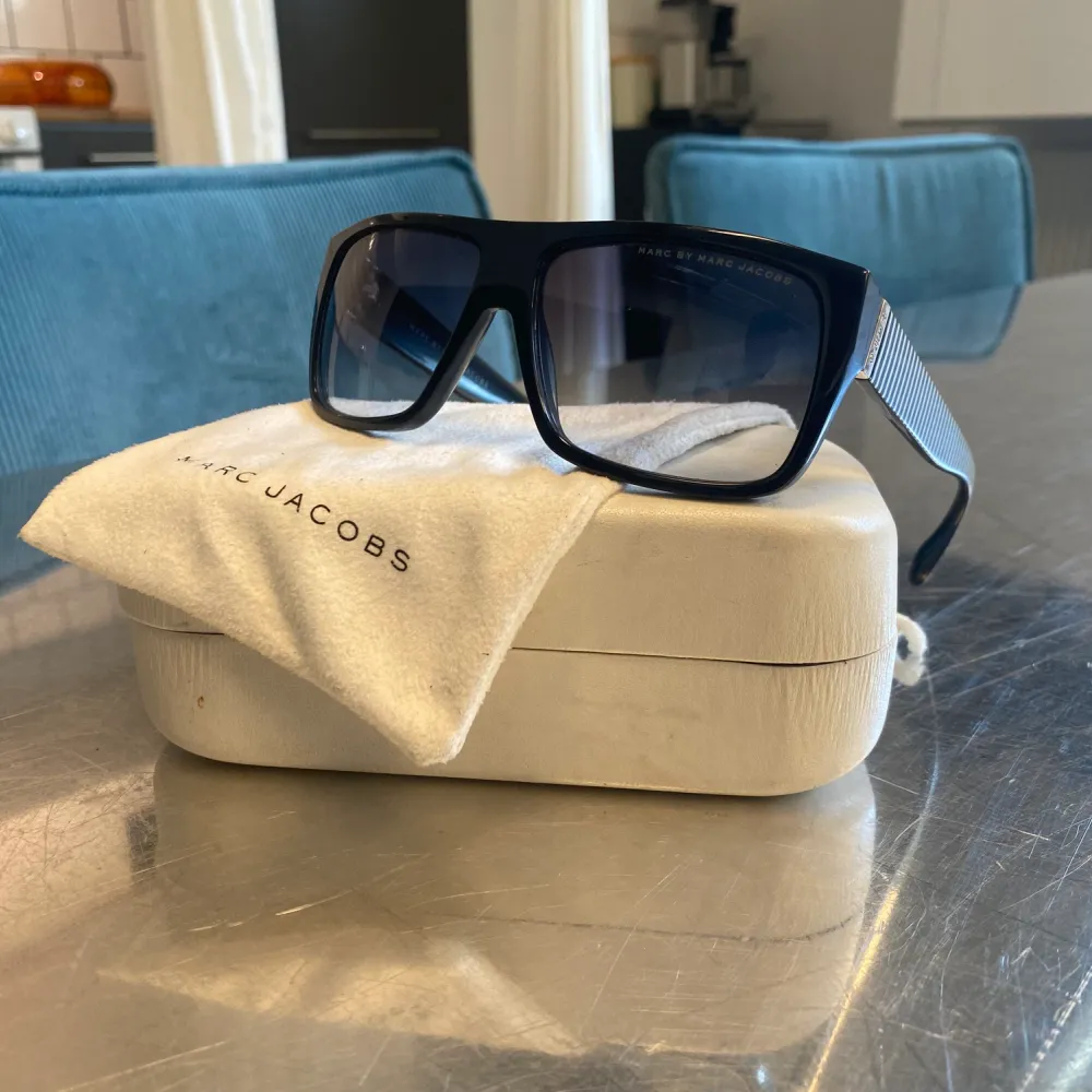 Coola solglasögon från Marc Jacobs. Kommer med box och inner-påse. I fint använd skick.. Accessoarer.