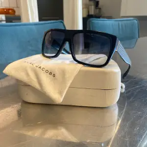 Coola solglasögon från Marc Jacobs. Kommer med box och inner-påse. I fint använd skick.