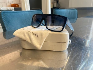 Marc Jacobs Icon solglasögon  - Coola solglasögon från Marc Jacobs. Kommer med box och inner-påse. I fint använd skick.