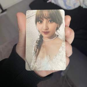 twice photocard på jihyo. har små märken efter att ha blivit illa behandlad under några år. kontakta för flera bilder eller om du vill köpa!! <33