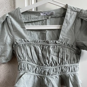 Blus/topp storlek 34 pris 40 - En topp/blus, fint material, från NA-KD, storlek 34, pris 50 ☀️ Nyskick