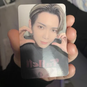 ateez photocard - ateez photocard med yeosang. har förvarats i en sleeve i min binder. kontakta vid frågor eller vid köp!! <33