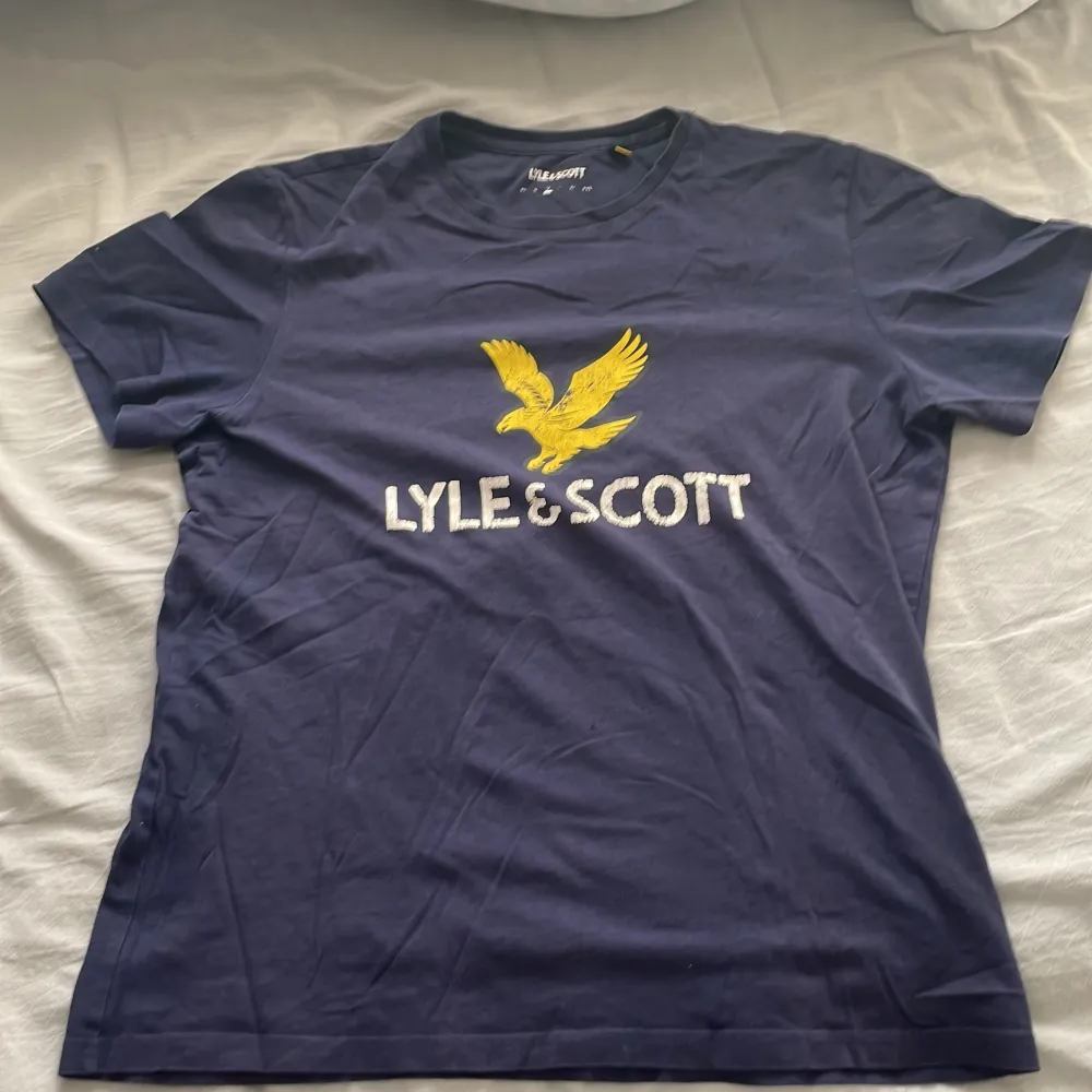 Hej! Säljer nu min Lyle and Scott t shirt då den inte längre är något jag använder, tröjan är en storlek M och passar bra för varma dagar!. T-shirts.